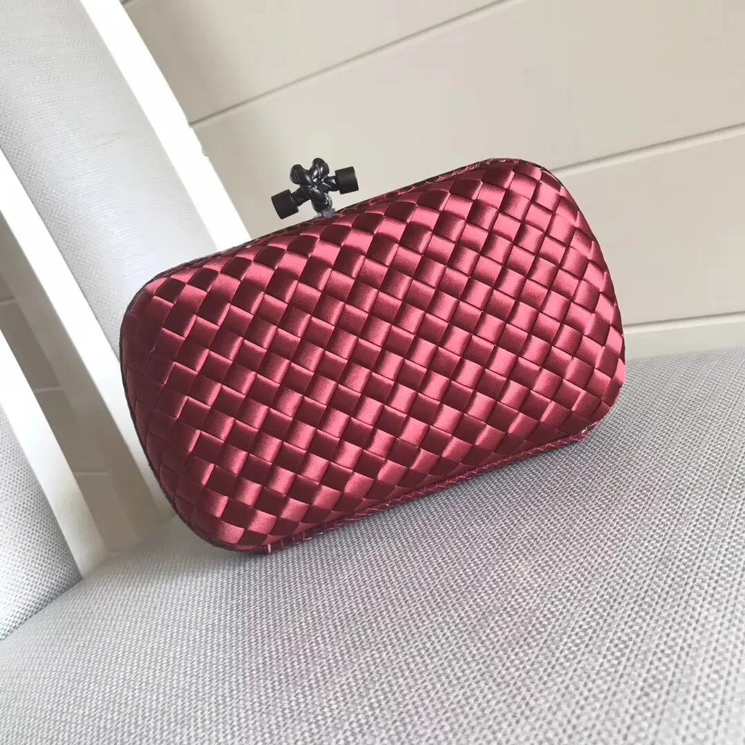 Model 8651 The popular Knot clutch ~ is made of exquisite Japanese silk fabric with freshwater snakeskin piping. It looks elegant when worn cross-body or in the hand. Petite girls can also handle it. It can hold 2 iPhone X phones. Size: 20cm*12cm M56530